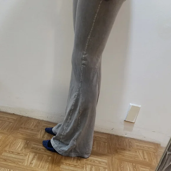 Free People FP Movement Good Karma Flare Leggings Mushroom Gray NWOT Med/Large - Picture 8 of 8